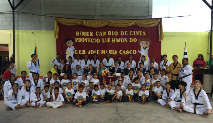 Participantes en la ceremonia de certificación celebrada el 4 de junio, en la que 25 estudiantes del C.E.B José María Casco en Tegucigalpa han recibido cinta amarilla de Taekwondo.